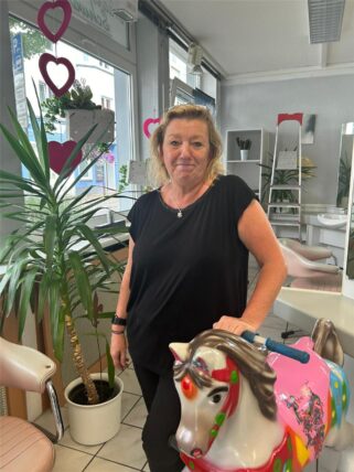 Mit einem lachenden und einem weinenden Auge schließt Susanne Schwarzer ihren Salon in Unna.