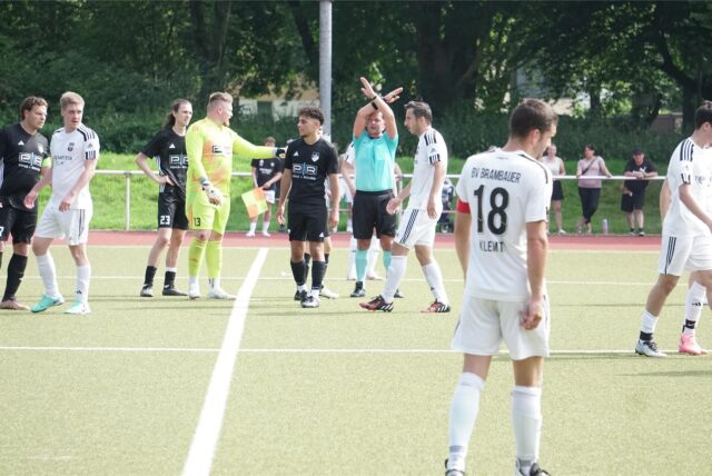 Spieler des BV Brambauer und der SF Nette im Mittelkreis. Schiedsrichter zeigt Beruhigungspause an.