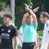 Spieler des BV Brambauer und der SF Nette im Mittelkreis. Schiedsrichter zeigt Beruhigungspause an.