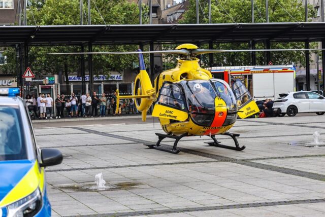 Ein Rettungshubschrauber steht auf dem Bahnhofsvorplatz in Hagen.