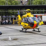 Ein Rettungshubschrauber steht auf dem Bahnhofsvorplatz in Hagen.