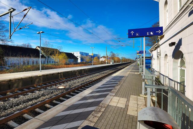 Der Bahnhof in Kamen. Man steht am Gleis.