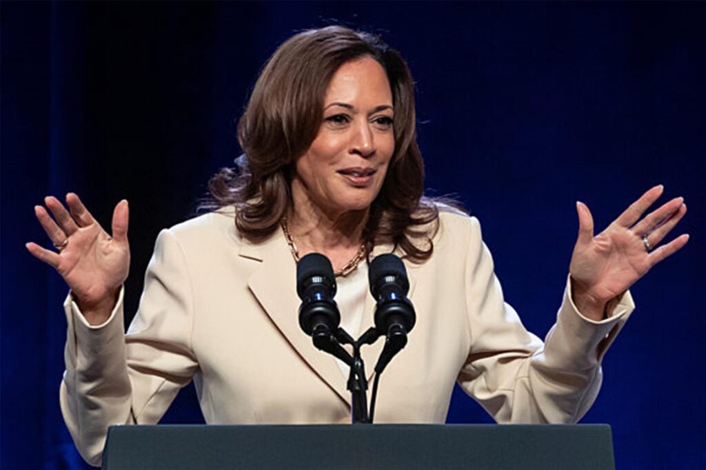 US-Vizepräsidentin Kamala Harris steht vor einem Rednerpult. US-Vizepräsidentin Kamala Harris steht vor einem Rednerpult.