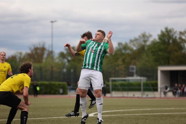 Zwei Spieler springen zum Kopfball hoch.