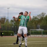Zwei Spieler springen zum Kopfball hoch.