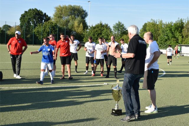 Beweisfoto: Vor zwei Jahren bei der letzten Ausgabe des BKM-Mannesmann-Cup gab es den Wanderpokal. Den überreichte BSV-Vorstand dem damaligen Sieger VfL Kamen. Diesmal war die Zweite am Start, doch der Pokal fehlte.