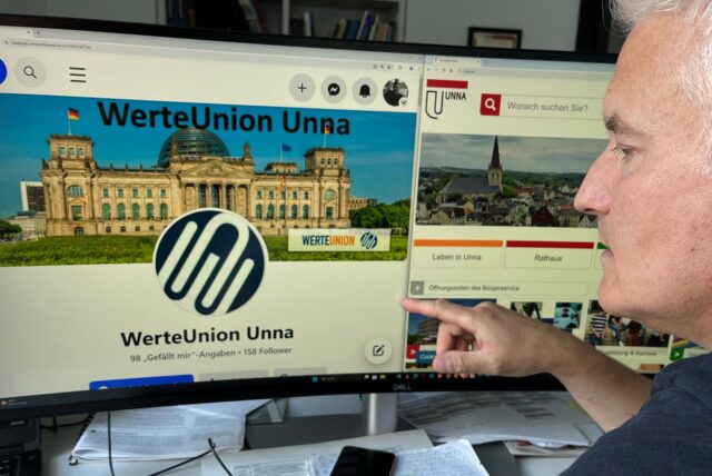 Ein Mann schaut sich die Facebook-Seite der Werteunion Unna an.