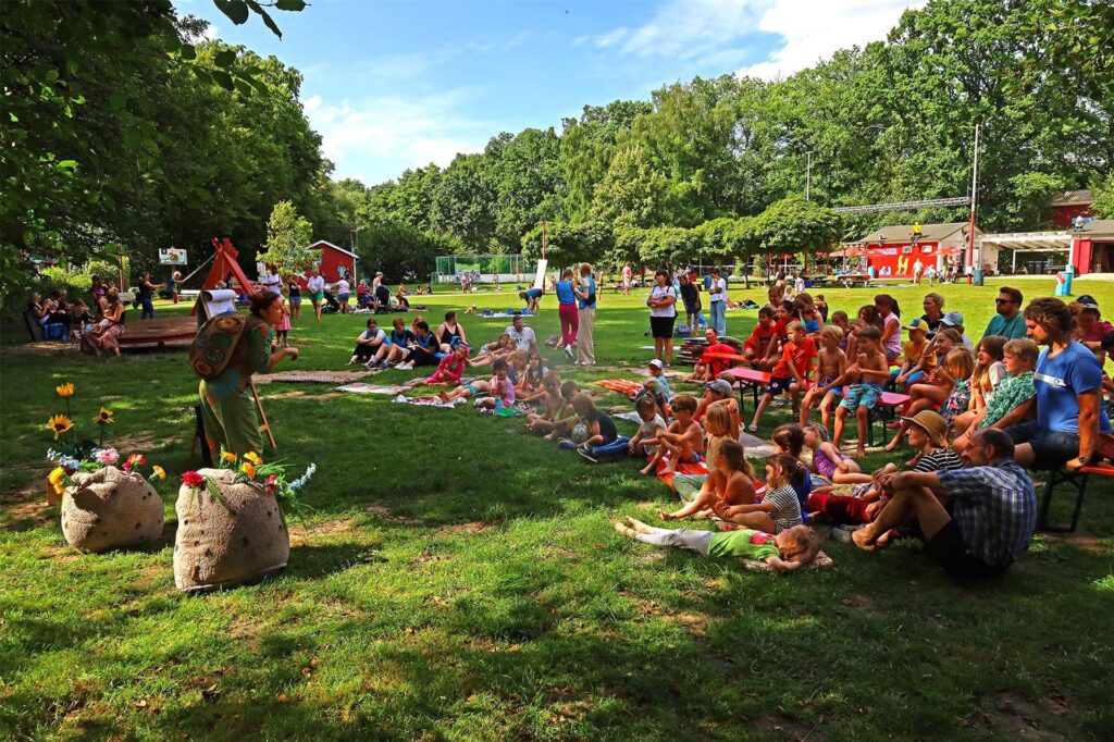 Eine Frau führt im Elsebad in Schwerte-Ergste vor Kindern ein Theaterstück auf. Eine Frau führt im Elsebad in Schwerte-Ergste vor Kindern ein Theaterstück auf.