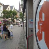 Passanten gehen durch die Fußgängerzone der Bahnhofstraße in Unna.