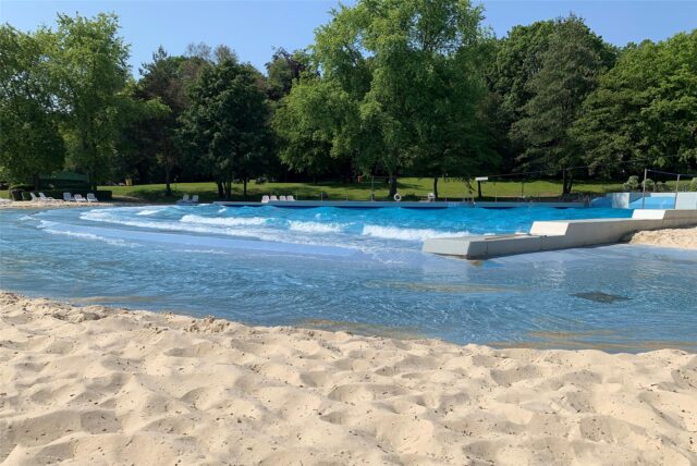 Das Freibad im Revierpark Wischlingen hat einen Sandstrand und ein Wellenbecken.