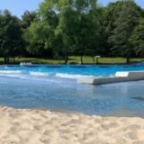 Das Freibad im Revierpark Wischlingen hat einen Sandstrand und ein Wellenbecken.