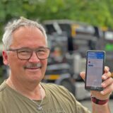 Mobile Retter Kreis Unna, Helfer Jörg Buhrau vor seinem Dienstwagen, ein Müllwagen