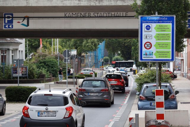 Ein Schild weist darauf hin, dass die Bahnhofstraße eine Fahrradstraße ist.