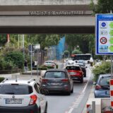 Ein Schild weist darauf hin, dass die Bahnhofstraße eine Fahrradstraße ist.