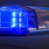 Blaulicht auf Polizeifahrzeug.