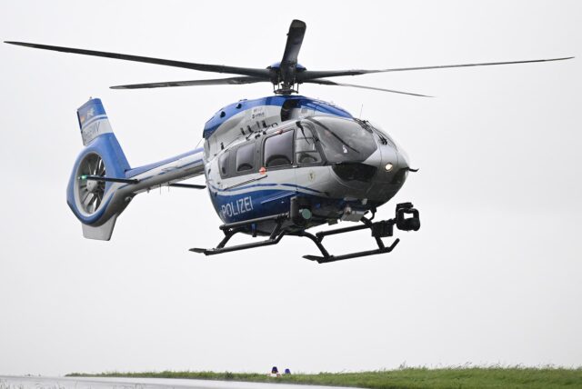 Ein Polizeihubschrauber in der Luft