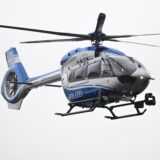 Ein Polizeihubschrauber in der Luft
