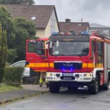 Ein Feuerwehrmann und ein Feuerwehrauto.
