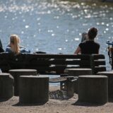 Zwei Frauen mit Kindern am Strand.