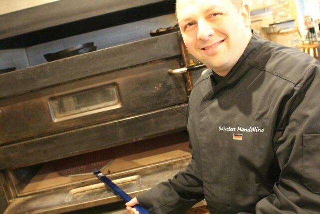 Salvatore Mandellino vor einem Pizza-Ofen – er gehört du den besten Pizzabäckern Europas.