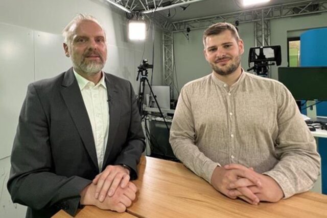 Bürgermeister Dirk Wigant (links) und Redakteur Tobias Hinne-Schneider stehen im Studio des Hellweger-Anzeigers.