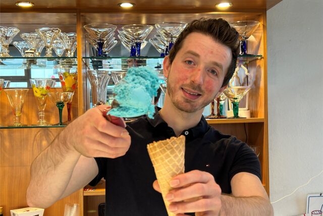 Mohannad Al Teer füllt blaues Schlumpfeis in eine Eiswaffel.