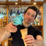 Mohannad Al Teer füllt blaues Schlumpfeis in eine Eiswaffel.