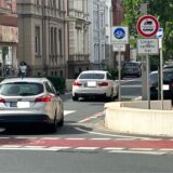 Montage aus der Fahrradstraße Bahnhofstraße in Kamen, in die Autos einbiegen und der Pressesprecherin der Polizei, Vera Howanietz.