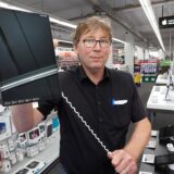 Mathias Brumberg zeigt in seinem Elektrofachgeschäft eine gegen Diebstahl gesichertes Tablet.