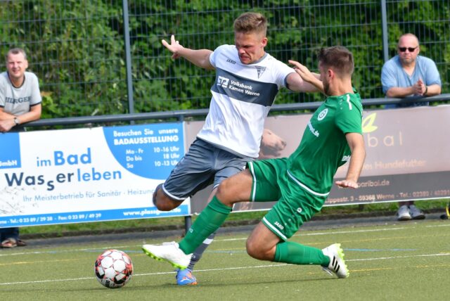 Zwei Spieler im Zweikampf um den Ball