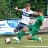 Zwei Spieler im Zweikampf um den Ball