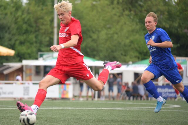 Ein Spieler holt aus zum Schuss.