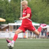 Ein Spieler holt aus zum Schuss.