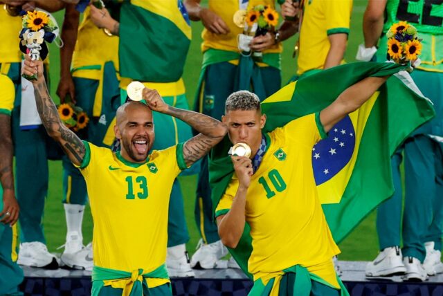 Richarlison und Dani Alves bejubeln die Goldmedaille im Fußball von Brasilien bei Olympia 2021 in Tokio.