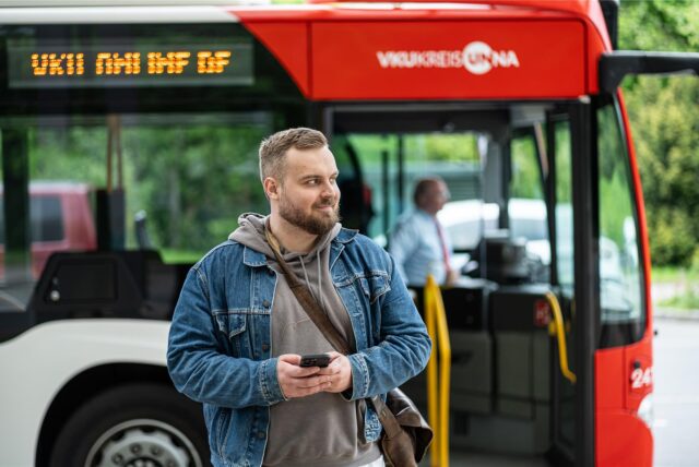 Ein Mann vor einem Bus der VKU