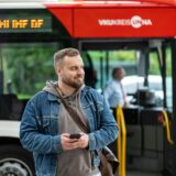 Ein Mann vor einem Bus der VKU