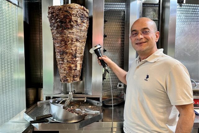 Mehmet Yilmaz verkauft seit Jahrzehnten Dönerfleisch in Dortmund. Er begrüßt die möglicherweise kommende EU-Verordnung für Döner.
