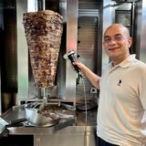 Mehmet Yilmaz verkauft seit Jahrzehnten Dönerfleisch in Dortmund. Er begrüßt die möglicherweise kommende EU-Verordnung für Döner.