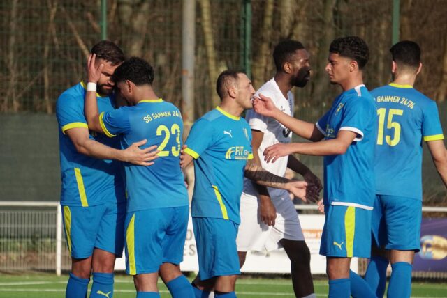 Spieler der SG Gahmen stecken ihre Köpfe zusammen.