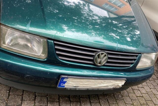 Mit Klebeband ist das Kennzeichen eines Autos verdeckt.