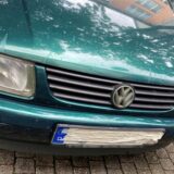 Mit Klebeband ist das Kennzeichen eines Autos verdeckt.