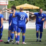Die Spieler des VfL klatschen sich ab.