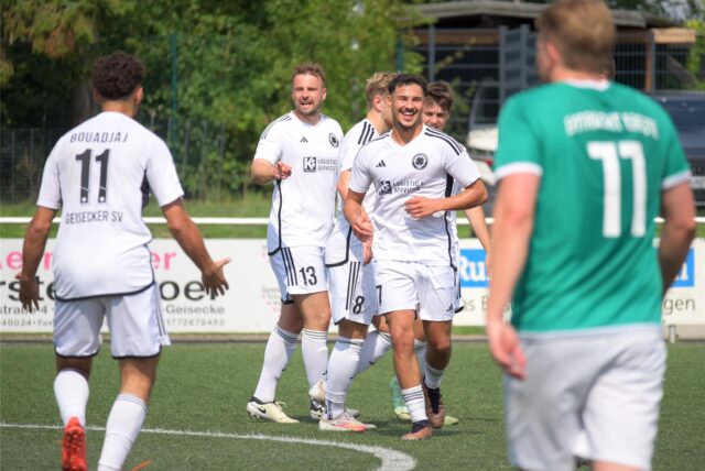 Die Spieler des Geisecker SV jubeln.