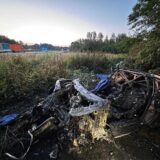 Der Porsche ist weit von der Fahrbahn der Autobahn entfernt zum Stillstand gekommen und in Flammen aufgegangen.
