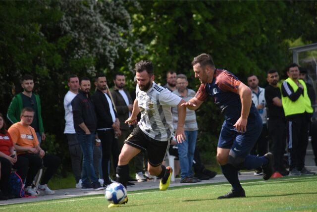 Zwei Spieler im Zweikampf um den Ball