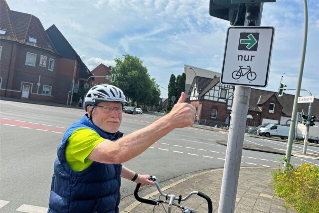 Radfahrer Reiner Osterhaus (79) begrüßt die neuen Abbiege-Möglichkeiten für Fahrradfahrer, wie hier an der Kreuzung Goerdelerstraße/Hansaring in Werne