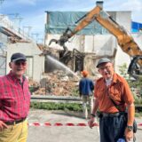 Fast eine ganze Stunde lang bestaunen Ralf (l.) und Heinz (r.) am Donnerstag die Baustelle am Ostring in Unna.