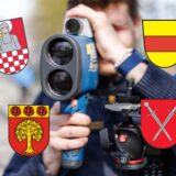 Die Wappen der Städte Fröndenberg, Werne, Selm und Schwerte liegen auf einem Foto mit einem Mann, der die Geschwindigkeit von Kraftfahrzeugen kontrolliert.