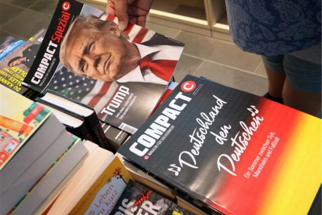 Ein Stapel des Compact Magazins liegt in einer Bahnhofsbuchhandlung.