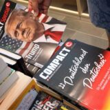 Ein Stapel des Compact Magazins liegt in einer Bahnhofsbuchhandlung.